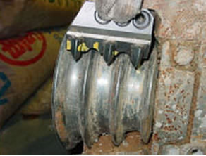 Single-disc cutter for tunnel boring machine (TBM)