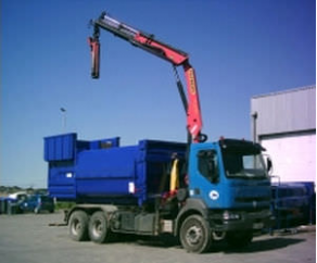 Top loader waste collection vehicle