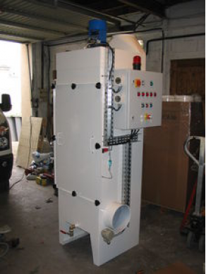 Oil mist and fume extractor with pre and after-filtration