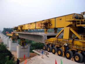 Straddle carrier for construction industry