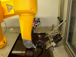 Robotic deburring machine / high-pressure fluid jet