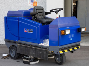 Ride-on scrubber-dryer / electrical / for large areas - 1 375 mm, 8 750 m²/h | H47 series