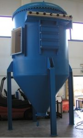 Dust collector with cylindrical sleeves / pulse-jet backflow