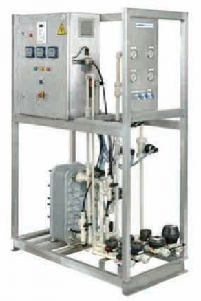 Ultra-pure water purification unit for laboratories