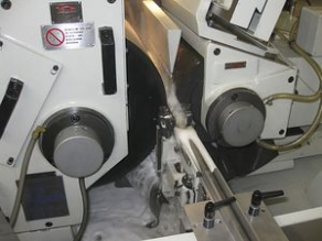 Centerless grinding machine / automatic